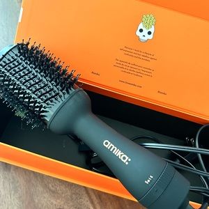 Blow dryer brush